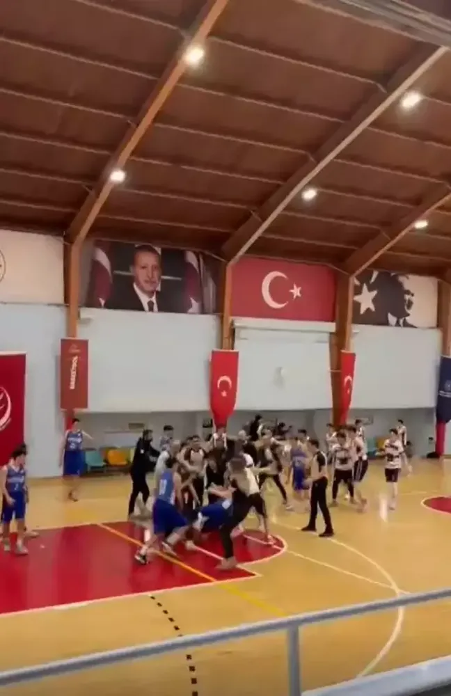 U16 karşılaşmasında basket sahası boks ringine döndü; 1 oyuncunun dişleri kırıldı