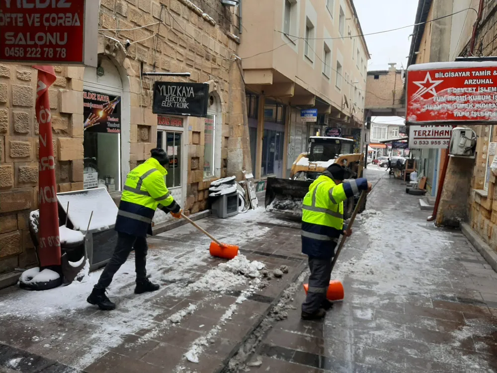 Bayburt Belediyesi kar temizliğinde yoğun mesai harcıyor