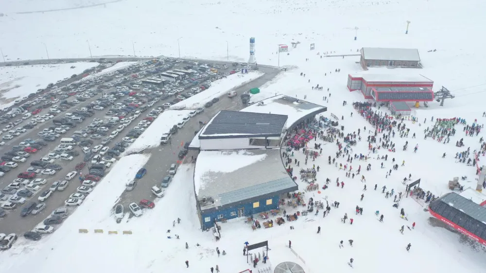 Erciyes Kayak Merkezi hafta sonu yoğunluğu