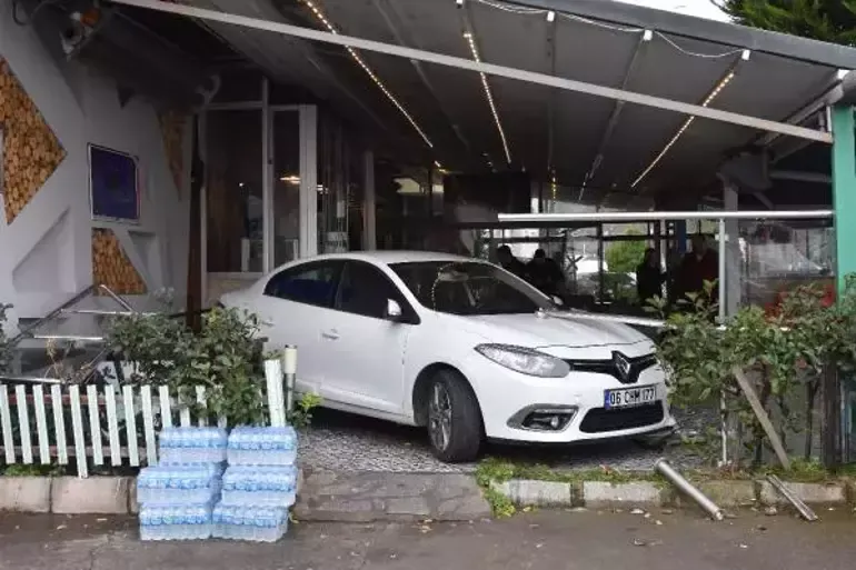 Geri manevra yapan sürücünün otomobili kafenin bahçesine daldı: 1’i öğrenci, 3 yaralı