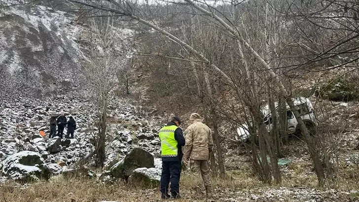 Otomobil, şarampole yuvarlandı; sürücü ağır yaralı, eşi öldü