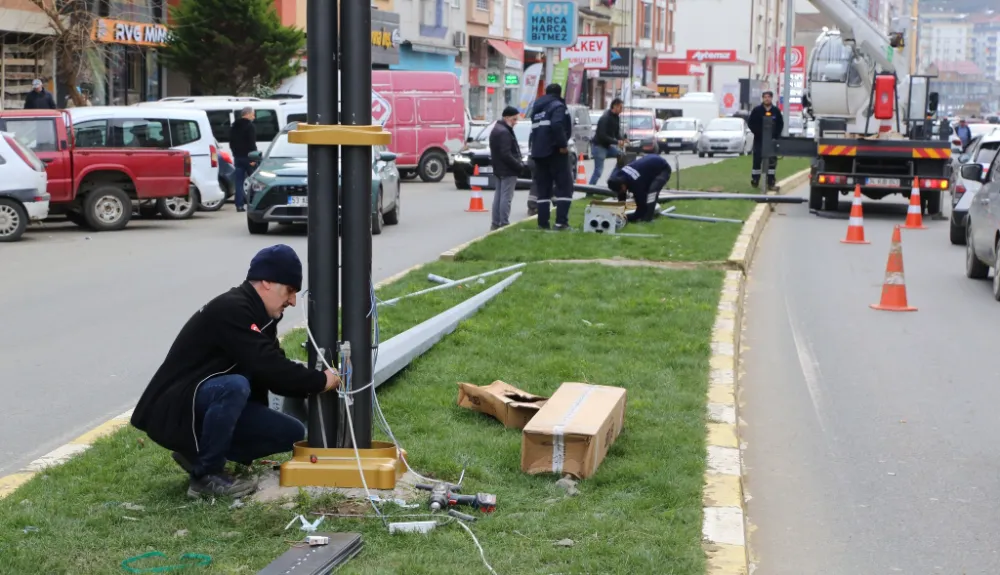 Çayeli Belediyesi aydınlatma direklerini yeniliyor