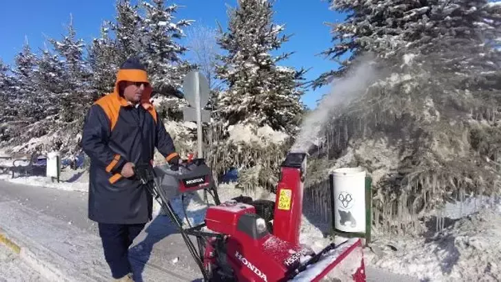 Ardahan ve Erzurum buz kesti; ağaçlarda ve çatılarda sarkıtlar oluştu