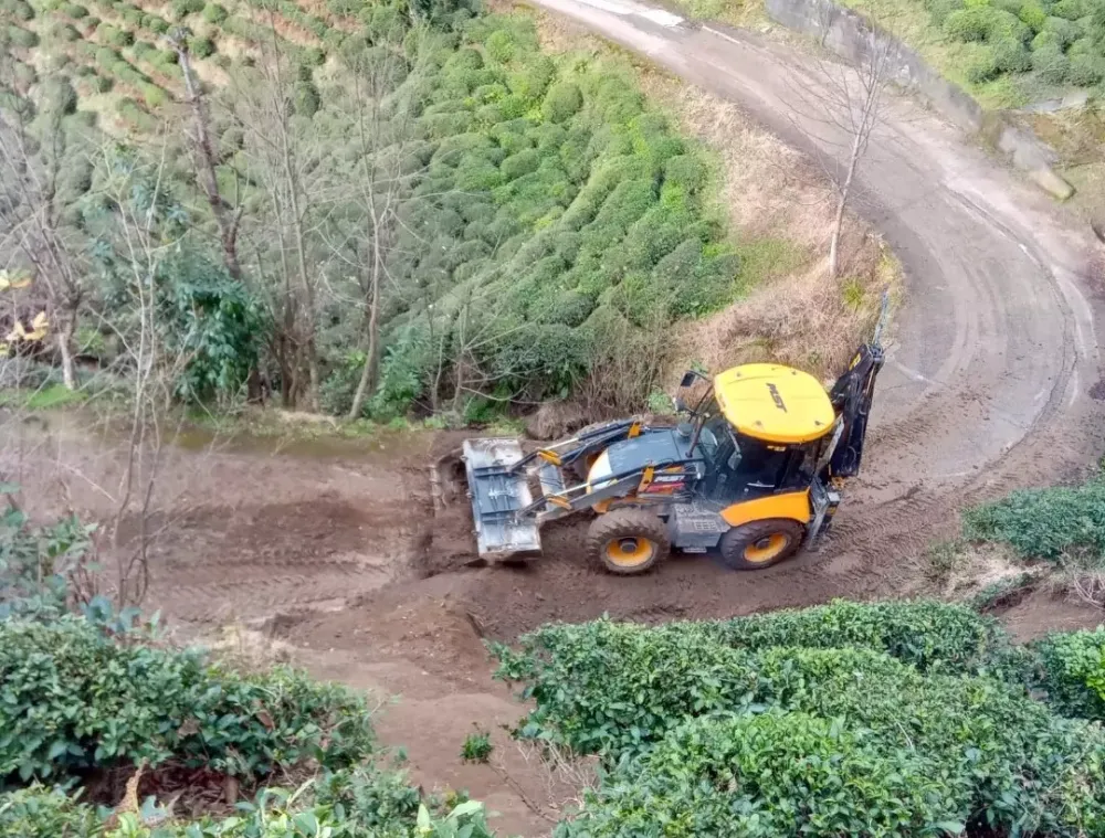 Güneysu Belediyesi heyelan sonucu kapanan yolu trafiğe açtı