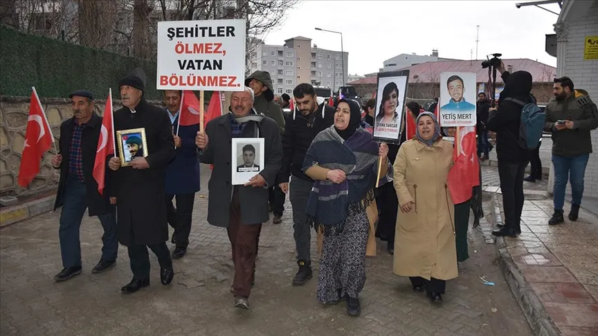 Vanlı aileler HDP İl Başkanlığı önündeki eylemlerini sürdürdü