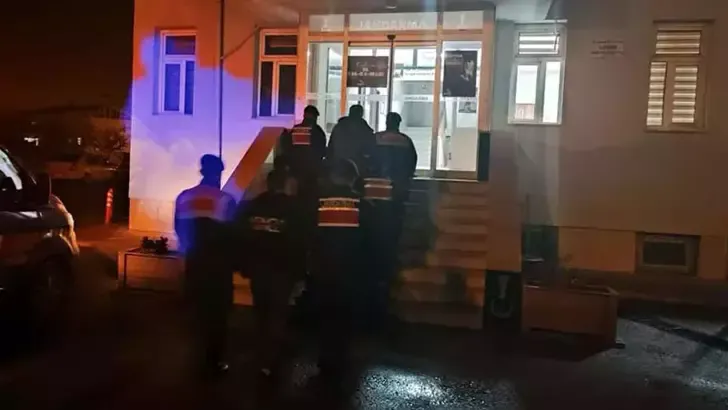 Ehliyet sınavına kopya düzeneği ile giren adayı jandarma yakaladı