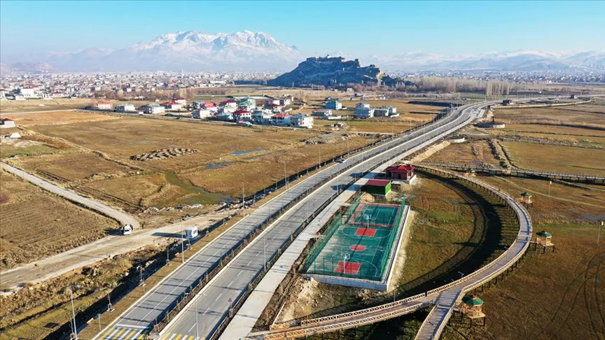 Van Gölü kıyısındaki 1200 metrelik sahil yolu trafiğe açıldı