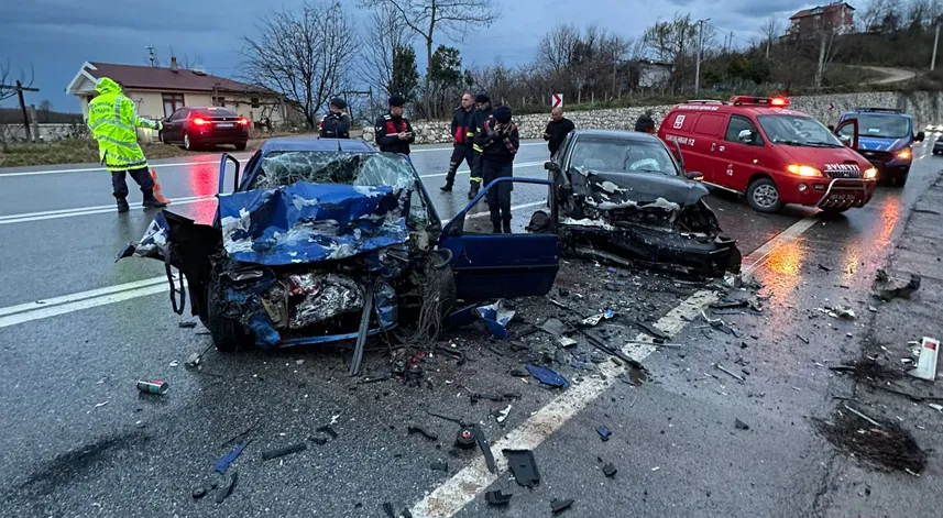 İki Otomobil Kafa Kafaya Çarpıştı: 1 ölü, 2 yaralı