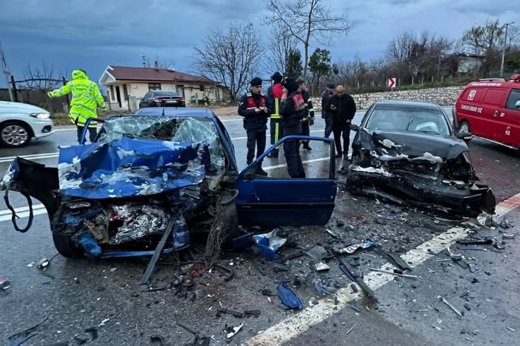 Düzce’de 2 otomobil çarpıştı: 1 ölü, 3 ağır yaralı