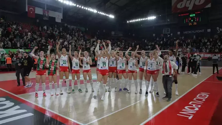 Karşıyaka, voleybolda rekor seyircili derbinin mutluluğunu yaşıyor