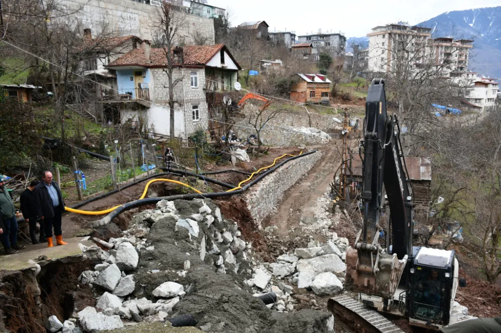 Artvin Belediye Başkanı Demirhan Elçin, Heyelan Sonrası Çalışmaları İnceledi