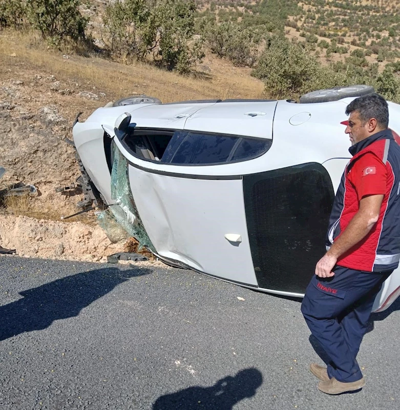 Mardin’de kontrolden çıkarak yan yatan otomobildeki 3 kişi yaralandı