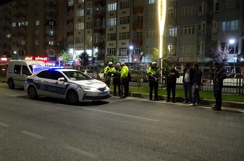 Refüjdeki demirlerden atlayıp, yolun karşısına geçmek isterken canından oldu 