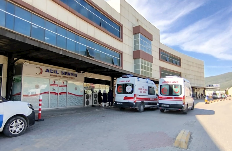 Baba ile oğlu, hasta taşıyan ambulansın önünü kesip sürücüyü darbetti / Ek fotoğraflar