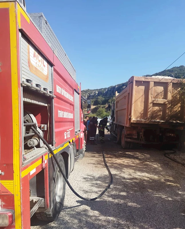 Hatay’da hafriyat kamyonu yandı 