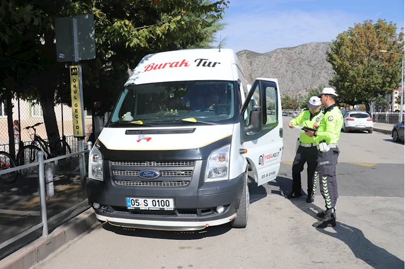 Sözünü tutan trafik polisi emniyet kemeri takan öğrencilere çikolata verdi