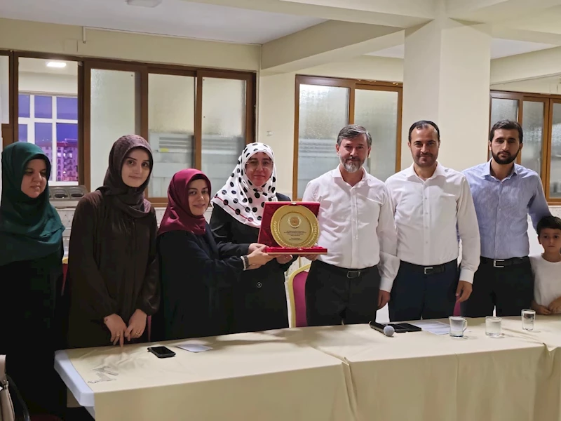 Hatay’da yılın ailesine plaket verildi 