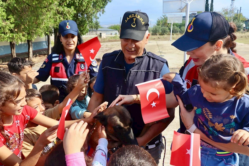 Osmaniye’de jandarma, çocuklara hayvan sevgisini anlattı