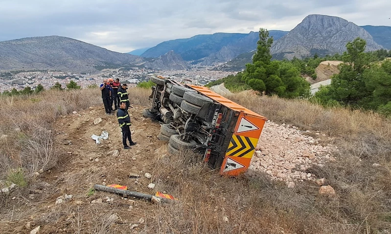 Freni tutmayan kamyon, şarampole devrildi; şoför yaralandı