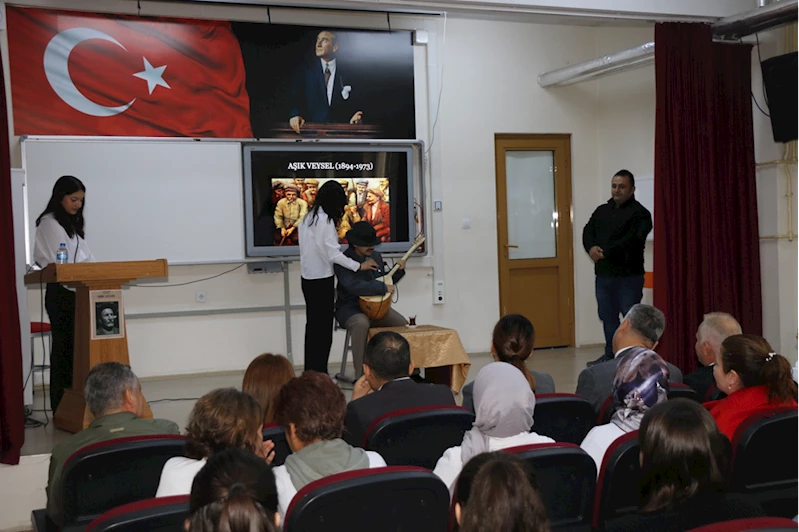 Amasya’da öğrenciler Aşık Veysel’i canlandırarak ders işledi