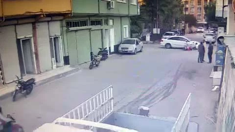 Hatay’da motosiklet ile otomobilin çarpışması güvenlik kamerasına yansıdı 