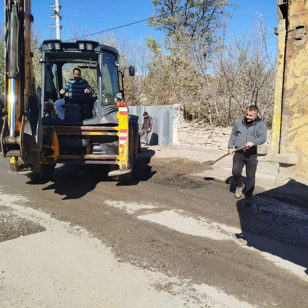 Horasan’da Doğalgaz Çalışmalarının Ardından Yol Onarımı Sürüyor