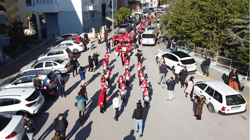 Tokatlı öğrenciler 29 Ekim Cumhuriyet Bayramı dolayısıyla yürüyüş yaptı