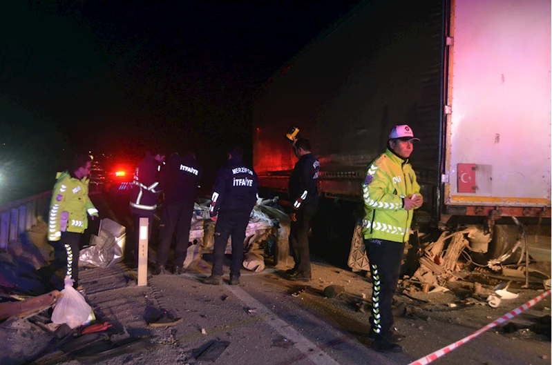 Amasya’da lastiği patlayan tıra çarpan otomobilin sürücüsü hayatını kaybetti