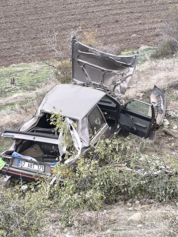 Merzifon’da devrilen otomobilin sürücüsü yaralandı