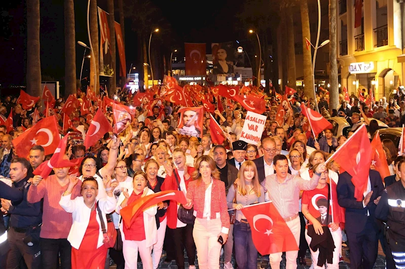 Marmaris Cumhuriyet Bayramı coşkusunu fener alayıyla yaşadı