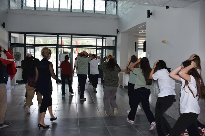 İzmir depremin yıl dönünde okulda deprem tatbikatı