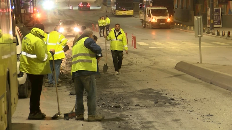 İstanbul - Üsküdar’da hafriyat kamyonundan yola moloz parçaları döküldü