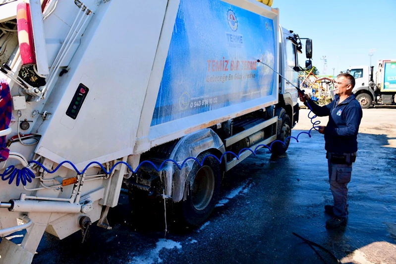 Terme Belediyesi çöp konteynerlerini yıkıyor