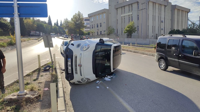 Beton refüje çarpan otomobil devrildi: 1 yaralı 