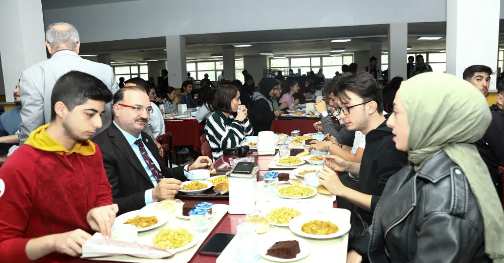 Rektör Hacımüftüoğlu, Öğrencilerle Öğle Yemeğinde Buluştu