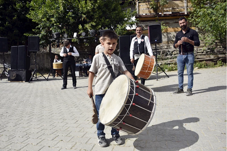 Küçük davulcu, köyündeki düğünlere neşe katıyor