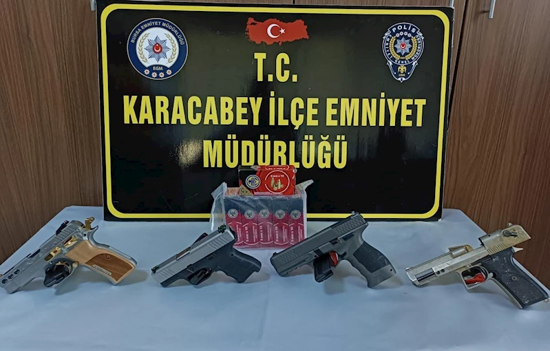 Karacabey’de bir evde yapılan aramada ruhsatsız 4 tabanca ele geçirildi 