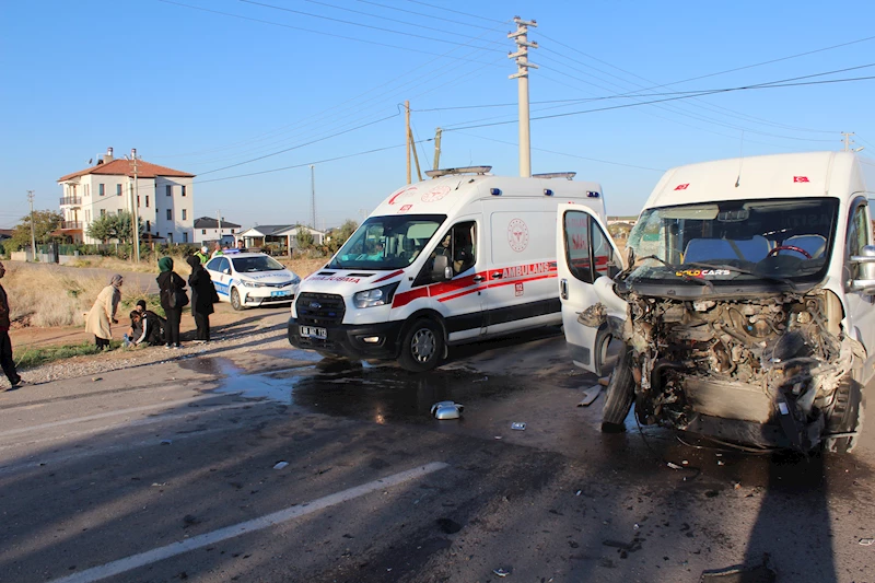 Öğrenci servisi ile TIR çarpıştı :11 yaralı 