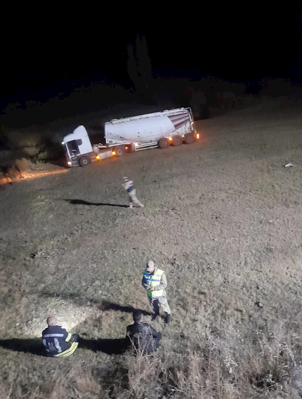 Karşı şeride geçen TIR tarlaya savruldu: 1 ölü, 2 yaralı