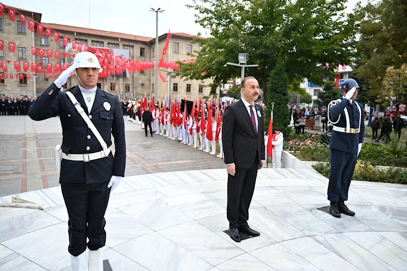 Atatürk saygı, minnet ve rahmetle anıldı