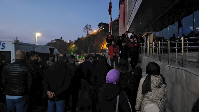 Trafikte kavga ettiği kişiyi bıçakladı, mahalleli linçe etmeye kalkıştı: 8 gözaltı (2)