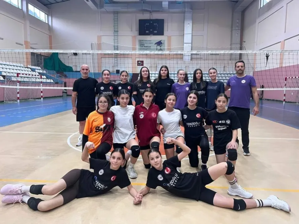 Hopa’da Gençler Voleybol ile Sağlıklı Geleceğe Adım Atıyor