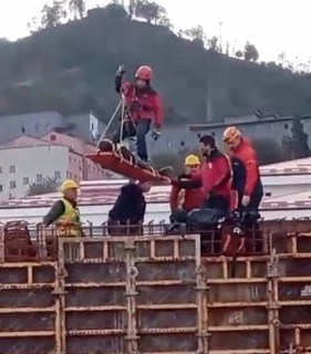 Şantiyede düşen işçi vinçle kurtarıldı; o anlar kamerada