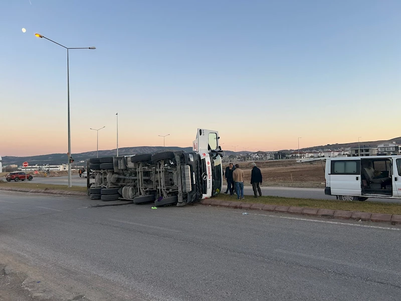 Sivas’ta beton mikseri devrildi, sürücü yaralandı