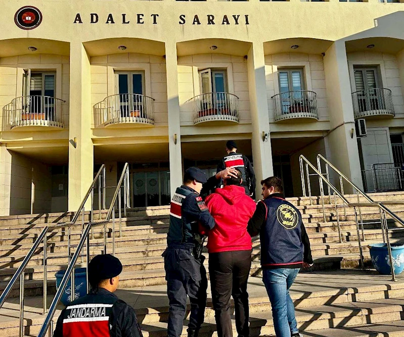 Bodrum’da 35 yıl hapis cezası bulunan göçmen kaçakçısı sahte kimlikle yakalandı