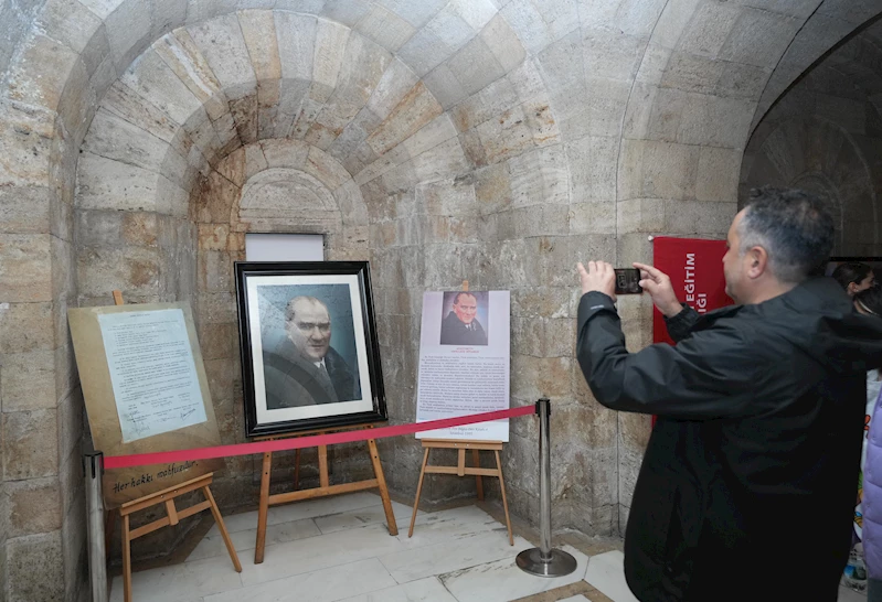 MEB: Tarihi Atatürk portresi, Anıtkabir