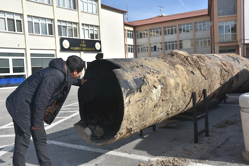 45 yıl önce içme suyu hattı için yerleştirilen borular, belediye önünde sergileniyor