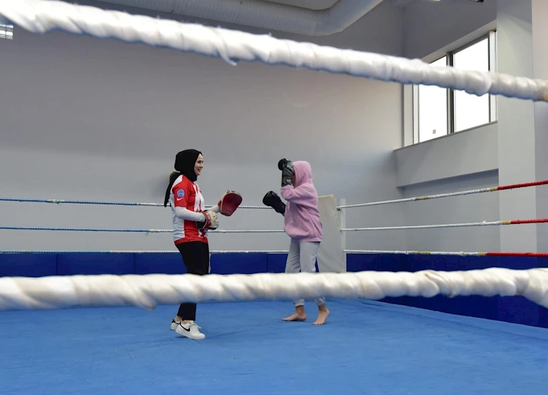 Kız öğrenci yurdunda kick boks kursu