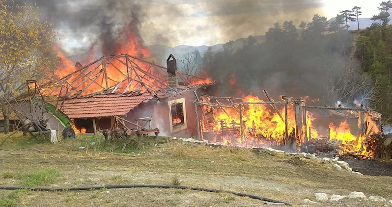 Bahçesindeki kuru otları temizlerken evi yandı