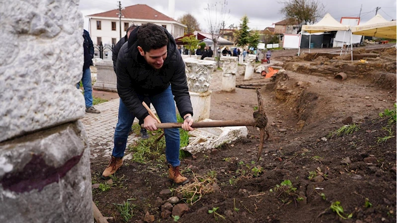 Düzce Belediyesi personeli, antik kentteki kazı çalışmalarına destek veriyor